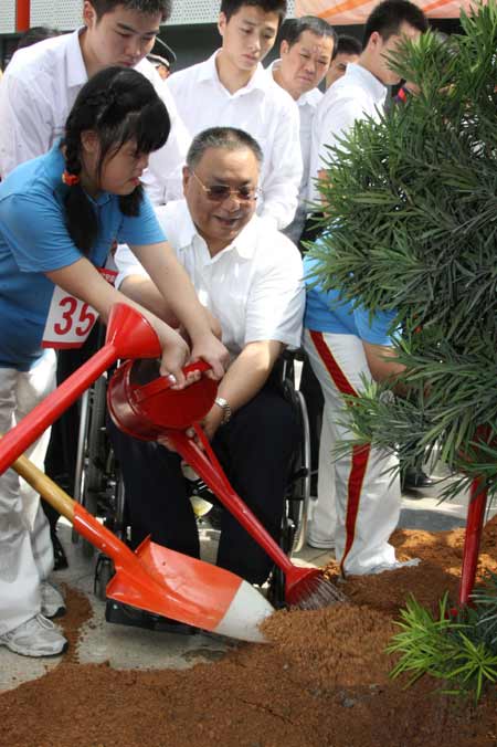 全國政協副主席鄧樸方與特奧運動員李曉凡共同植樹