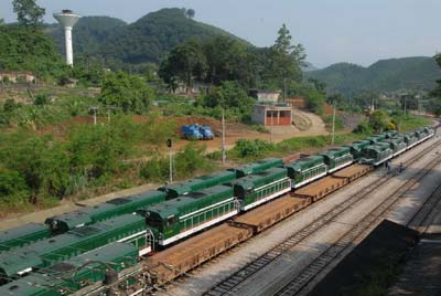 中國援緬米軌機車從云南河口口岸出境