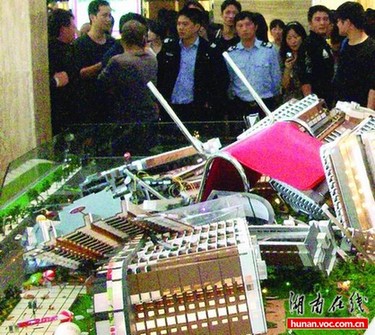通宵排隊低價作噱頭 長沙一樓盤開盤被砸
