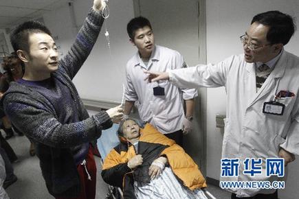 上海火災(zāi)事故傷員得到有效救治(圖)