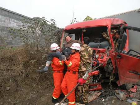 湖北大冶三車相撞 運載12噸炸藥貨車發生車禍