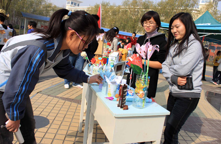 大學生搞行為藝術 倡導低碳校園生活
