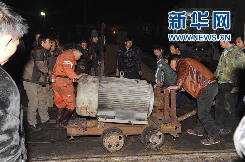湖南湘潭通宵組織強(qiáng)排水 救援煤礦透水事故被困礦工