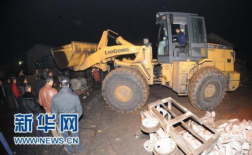 湖南湘潭通宵組織強(qiáng)排水 救援煤礦透水事故被困礦工