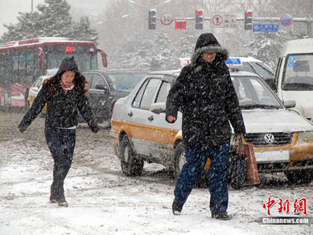 長春市遭大到暴雪襲擊（組圖）
