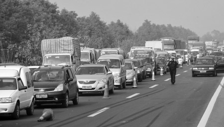 成都大霧137車追尾 司機(jī)質(zhì)疑為何不關(guān)高速(圖)