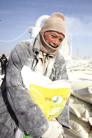 智障者被乞丐收養所賣為“包身工” 與狗同食一鍋面