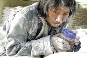 智障者被乞丐收養所賣為“包身工” 與狗同食一鍋面