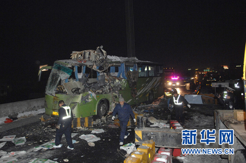 杭州機場高速公路客車相撞事故已造成6人死亡