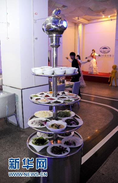 濟南出現(xiàn)機器人餐廳(組圖)