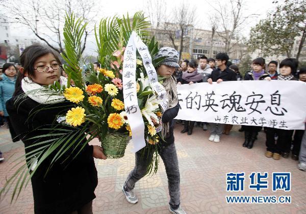 泰安社會(huì)各界自發(fā)悼念犧牲民警(圖)