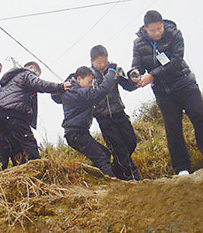 直擊冰災嚴重五省區:冰雪中,用心溫暖上學路 圖