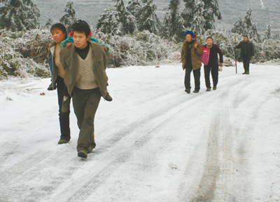 直擊冰災嚴重五省區:冰雪中,用心溫暖上學路 圖