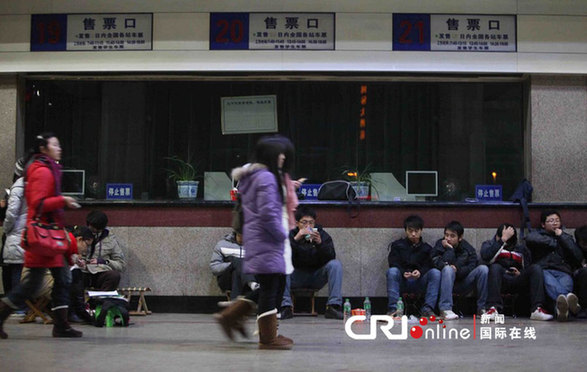 大學(xué)生通宵排隊搶購火車票 同時復(fù)習(xí)備考(圖)
