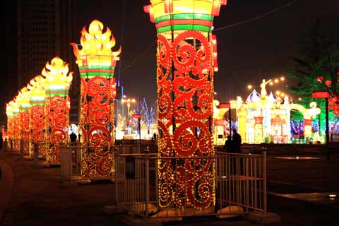 火紅花燈為港城煙臺(tái)春節(jié)添彩[組圖]