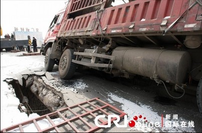 鄭州一跨京廣鐵路公路橋2承重梁被軋斷 列車經(jīng)過限速