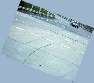 悍匪扮武警高速路放釘板搶奔馳 警方正全力追緝