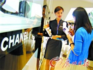7000人入三亞免稅店 個(gè)別商品10分鐘斷貨(圖)
