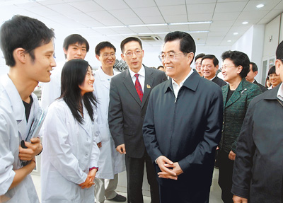 百年砥礪鑄輝煌 水木清華再奮進<BR>——記胡錦濤總書記在清華大學(xué)考察工作