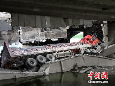 長春1座大橋橋面塌陷致貨車墜河