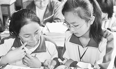女生攙扶殘疾同村一起求學(xué)九年 每天形影不離