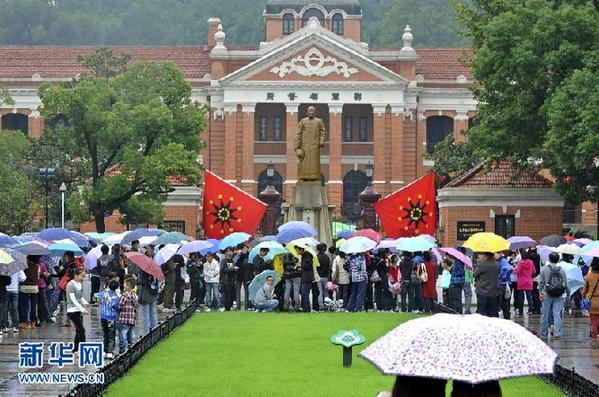 全國各地景區迎來客流高峰 大部地區天氣適宜出行