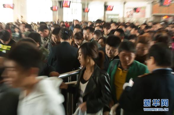 國(guó)慶長(zhǎng)假將結(jié)束 各地迎來(lái)返程客流高峰