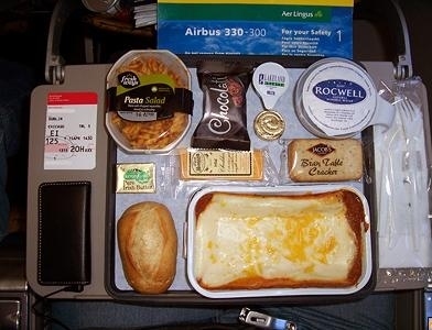 飛機(jī)上也有美食！看看各航空公司飛機(jī)餐