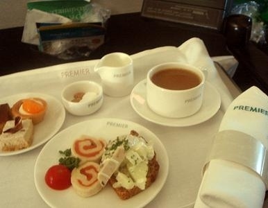 飛機(jī)上也有美食！看看各航空公司飛機(jī)餐