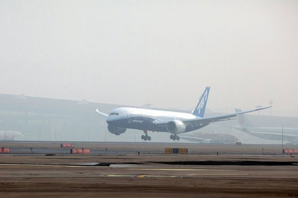 波音787“夢(mèng)想”飛機(jī)飛抵北京