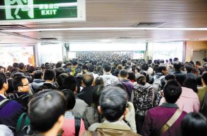 赴港客流井噴 10多萬人卡香港入境口