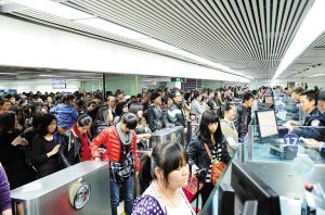 赴港客流井噴 10多萬人卡香港入境口