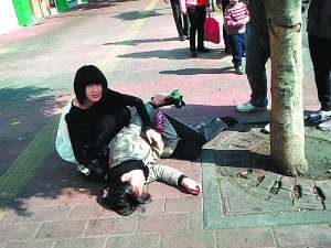 少女當(dāng)街救人,關(guān)保時(shí)捷啥事?
