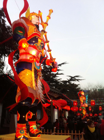 濟(jì)南：元宵節(jié)趵突泉賞花燈