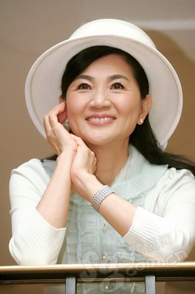 臺灣“帽子歌后”鳳飛飛病逝 生前清純照