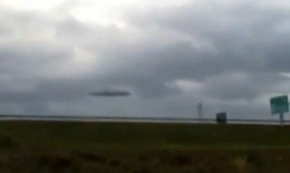 “UFO”降臨美國(guó)工業(yè)園視頻爆紅 網(wǎng)友質(zhì)疑
