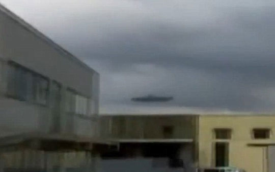 “UFO”降臨美國(guó)工業(yè)園視頻爆紅 網(wǎng)友質(zhì)疑