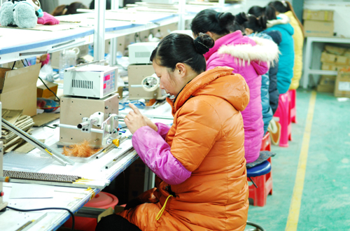 河南唐河:留守婦女家門口再就業