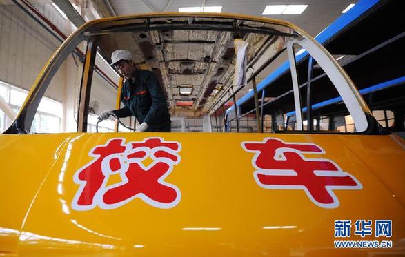 校車安全條例草案獲原則通過 賦予校車優(yōu)先權(quán)