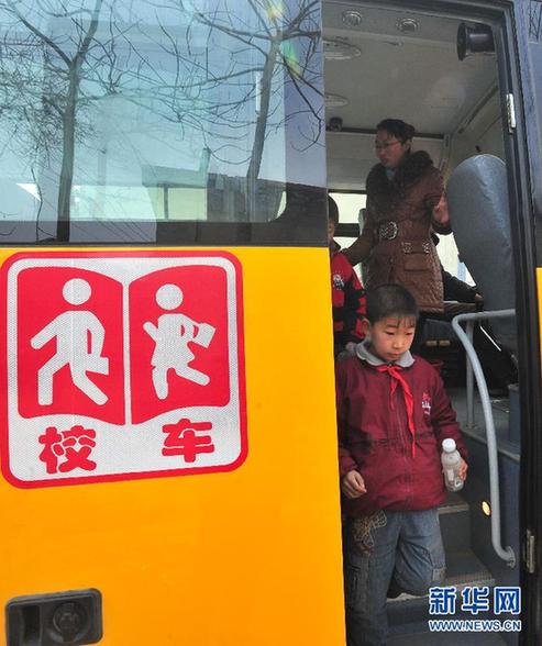 校車(chē)安全條例草案獲原則通過(guò) 賦予校車(chē)優(yōu)先權(quán)