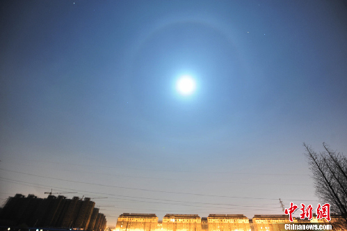 揚州夜空現罕見“月暈”奇觀