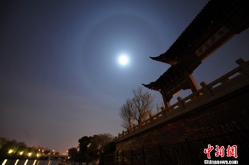 揚州夜空現罕見“月暈”奇觀