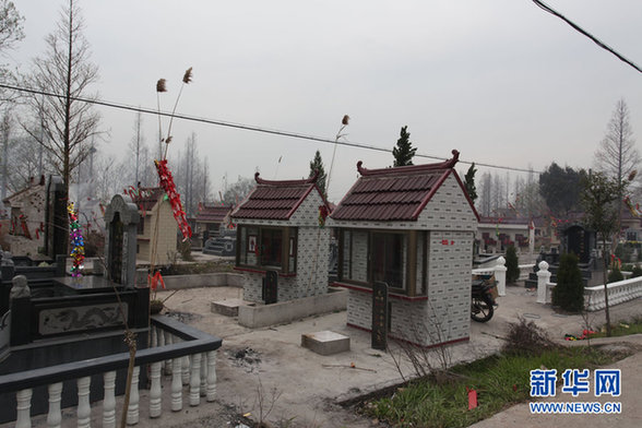 江蘇如東：遠(yuǎn)看似豪華別墅 近看方知是墳?zāi)? style=