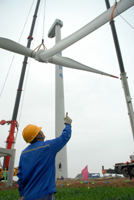 安徽高郵湖畔成功安裝首臺(tái)風(fēng)力發(fā)電機(jī)