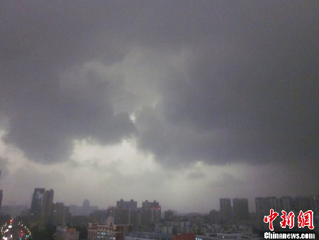 廣州再遭強雷暴雨襲擊 白晝如夜