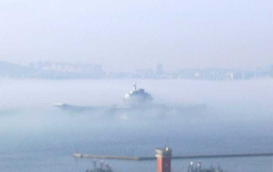 中國航母平臺完成11天海試 霧中歸航