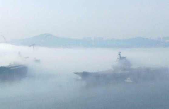 中國航母平臺完成11天海試 霧中歸航