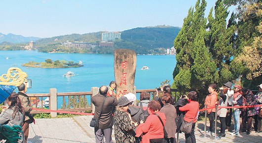 大陸客愛擠日月潭石碑拍照 “山寨碑”難分散人潮
