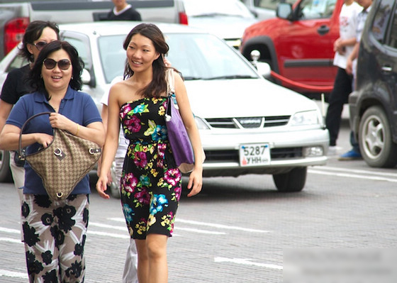實(shí)拍蒙古國大街上出人意料的美女