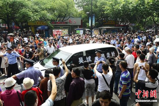 杭州忍痛救乘客司機葬禮現(xiàn)場:1座城市送別1個人
